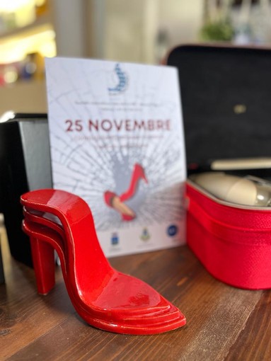 Giornata internazionale contro la violenza sulle donne, le scarpette rosse nelle vetrine dei commercianti delle Albisole: &quot;Per un momento di riflessione&quot;