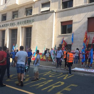 Tagli alle pensioni, sindacati in presidio sotto la Prefettura contro la manovra del Governo