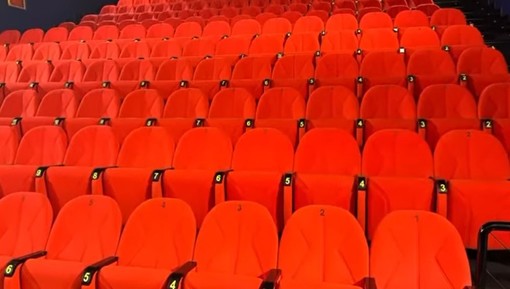 Adotta una sedia in sala, portane a casa una vecchia o restaurala: l'iniziativa del cinema-teatro Leone di Albisola per sostenersi