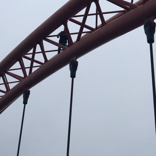 Minaccia di buttarsi dal Ponte Rosso di Albenga, salvato dai vigili del fuoco (FOTO e VIDEO)