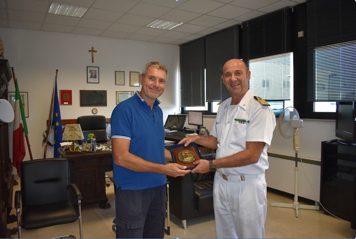 Visita del direttore d'orchestra e scrittore Roberto Soldatini alla Capitaneria di Porto di Savona