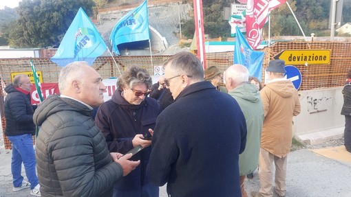 Aurelia Bis, i sindaci di Savona e le Albisole scrivono ad Anas e al Ministero: "Inconcepibile e gravissimo se i lavori dovessero nuovamente fermarsi" Aurelia Bis, i sindaci di Savona e le Albisole scrivono ad Anas e al Ministero: "Inconcepibile e gravissimo se i lavori dovessero nuovamente fermarsi"