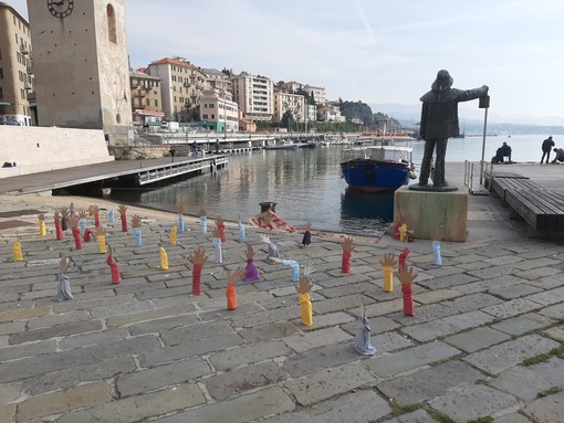 "Chi salva una vita salva il mondo intero": le mani che affogano fanno capolino a Savona (FOTO)