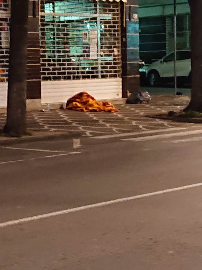 Albenga, senzatetto in viale Pontelungo: i cittadini chiedono un aiuto per le persone in difficoltà Albenga, senzatetto in viale Pontelungo: i cittadini chiedono un aiuto per le persone in difficoltà