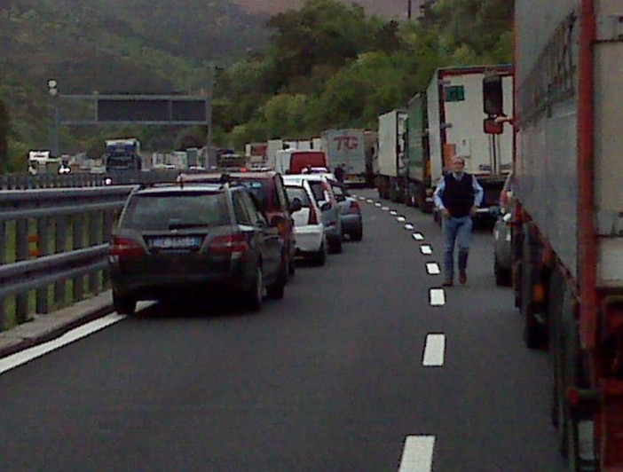 Con l'auto contro la volta di una galleria, ferito il conducente Con l'auto contro la volta di una galleria, ferito il conducente