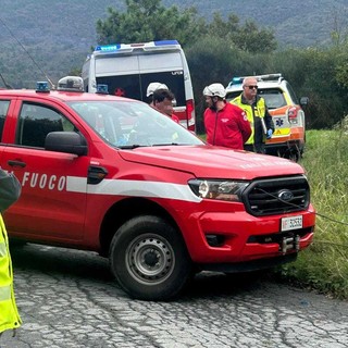 Stella, auto rimane appesa ad una scarpata: intervento dei vigili del fuoco e della Croce Rossa Stella, auto rimane appesa ad una scarpata: intervento dei vigili del fuoco e della Croce Rossa