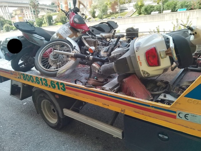 Varazze, rimosse dalla polizia locale ad agosto 12 vetture abbandonate Varazze, rimosse dalla polizia locale ad agosto 12 vetture abbandonate