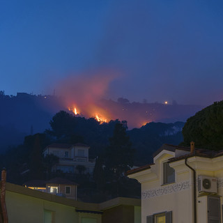 Continuano a bruciare le alture di Alassio, Vigili del Fuoco ancora all'opera