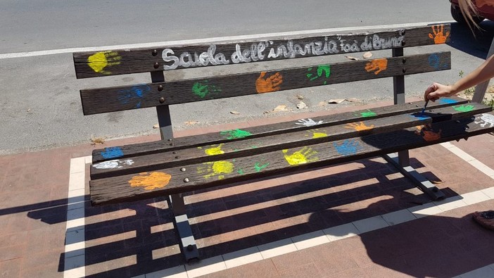 Albenga: scuola dell'infanzia Faà di Bruno, i bambini abbelliscono il marciapiede di viale Liguria (FOTO)