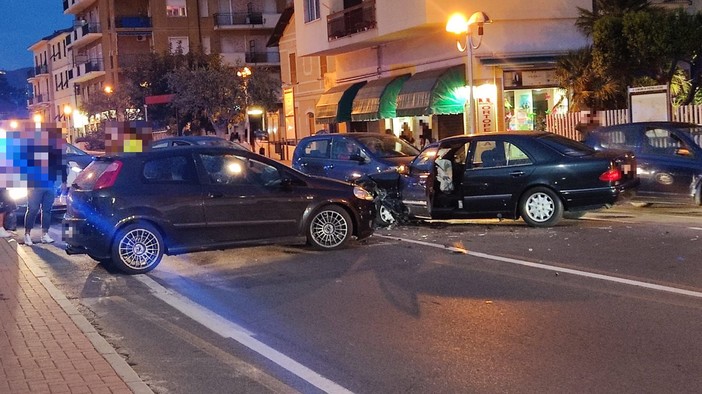 Pietra, scontro frontale tra auto sulla via Aurelia: due feriti al Santa Corona, traffico in tilt (FOTO) Pietra, scontro frontale tra auto sulla via Aurelia: due feriti al Santa Corona, traffico in tilt (FOTO)