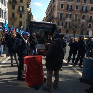 Sciopero Tpl, grande presidio sotto la Provincia: “No secco alla privatizzazione” (VIDEO e FOTO)