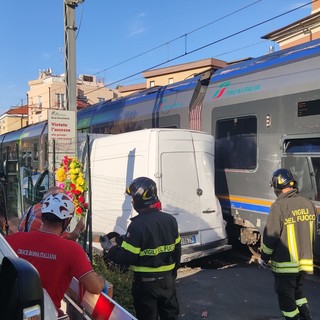 Loano, treno in transito scontra furgoncino: paura al passaggio a livello di via Stella (FOTO e VIDEO)
