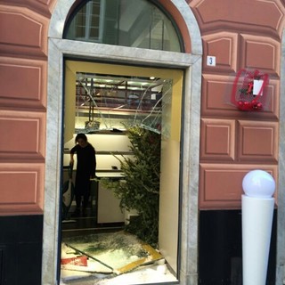 Finale Ligure, sfondano con l'auto la vetrina di "Blondie": rubati migliaia di euro di capi firmati