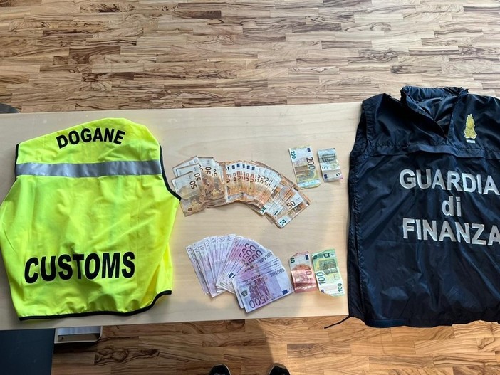 Albenga, valuta non dichiarata all'aeroporto: trasportava 23mila euro in contanti Albenga, valuta non dichiarata all'aeroporto: trasportava 23mila euro in contanti