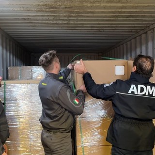 Agenzia delle Dogane e Finanza sequestrano circa 200 mila prodotti di elettronica e telefonia contraffatti Agenzia delle Dogane e Finanza sequestrano circa 200 mila prodotti di elettronica e telefonia contraffatti