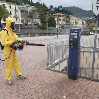Alassio, sanificate le strutture sportive e le colonnine per la sosta Alassio, sanificate le strutture sportive e le colonnine per la sosta