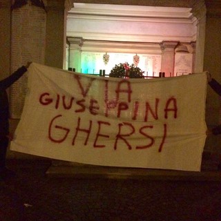 Cairo, uno striscione pro-Giuseppina Ghersi esposto durante i rintocchi della  campana per ricordare i caduti