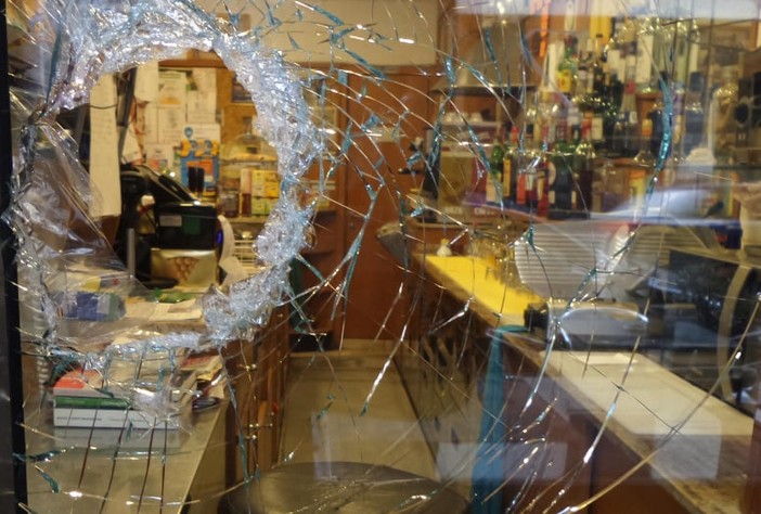 Loano e l'incubo delle spaccate notturne: tentato furto al bar G.4 di corso Europa (FOTO)