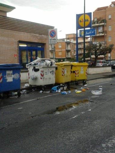 Violenta lite di fronte al Lidl di Albenga, una donna colpita da una testata Violenta lite di fronte al Lidl di Albenga, una donna colpita da una testata