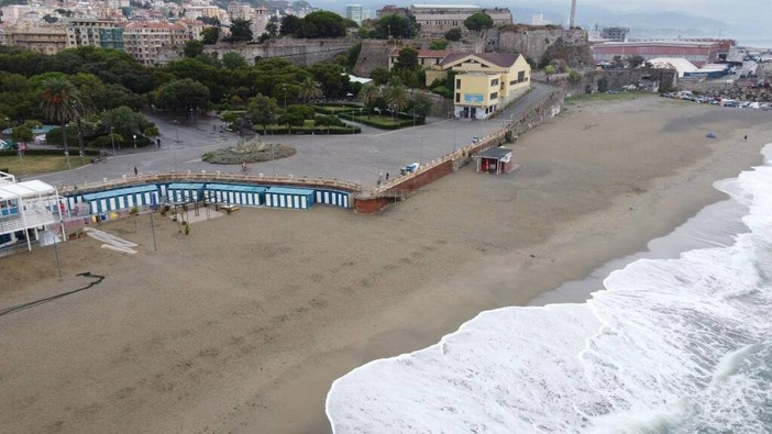 Savona si mobilita per il mare: pulizia in spiaggia sotto al Piazzale Eroe dei Due Mondi