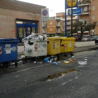 Violenta lite di fronte al Lidl di Albenga, una donna colpita da una testata