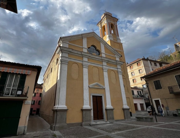 Cairo, San Sebastiano torna a splendere: installata la nuova porta d'ingresso e rimosse le transenne