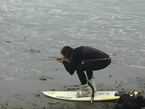Sci d'acqua o Surf? Ad Albenga l'allerta meteo si prende anche con ironia