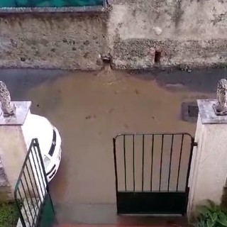 Sversamento fogna in via Piave ad Albisola, disperato un abitante: "Quando piove non riusciamo ad uscire di casa, non sappiamo più cosa fare" (FOTO e VIDEO)