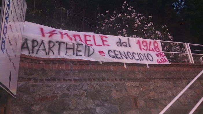 "Israele dal 1948. Apartheid e Genocidio. Free Gaza": lo striscione in Lungomare Matteotti