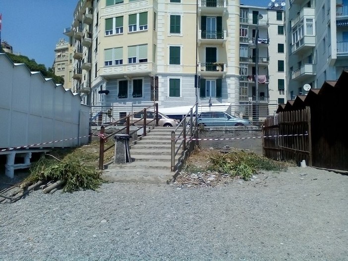 Savona, pulita la piccola spiaggia libera di via Cimarosa
