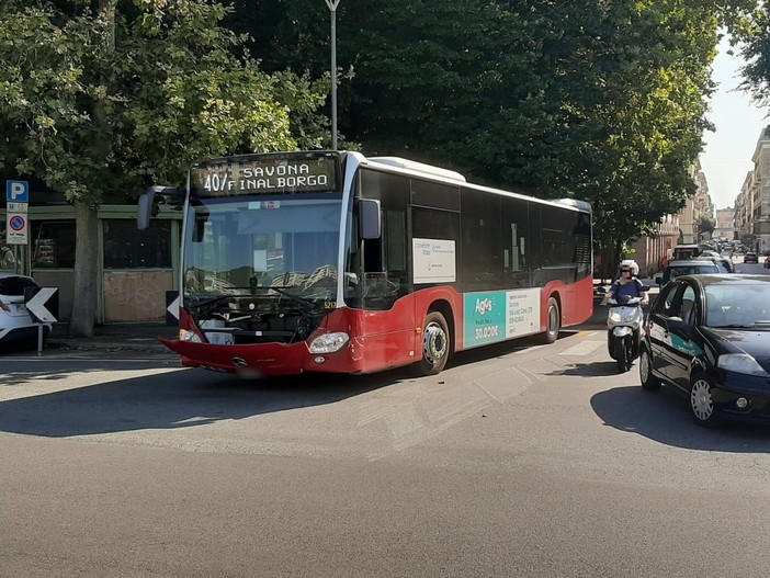 Savona, scontro tra bus e auto in piazza del Popolo (FOTO)