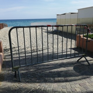 "Spiagge libere troppo piccole": a Finale Ligure il Comune sceglie di chiudere alcuni tratti di arenile
