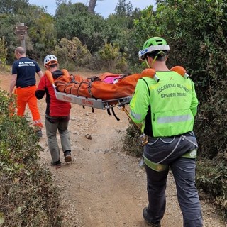 Cade infortunandosi a una caviglia, soccorsi per una 57enne sull'altopiano delle Manie