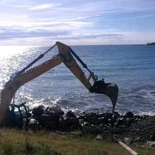 Lavori in corso ad Andora per il rifacimento della scogliera e a tutela della spiaggia Lavori in corso ad Andora per il rifacimento della scogliera e a tutela della spiaggia