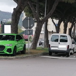 Spotorno, soste selvagge nel weekend perfino sulle aiuole: intorno agli spazi verdi arrivano le transenne