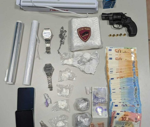 Fermato con 4.600 euro e cocaina: in casa quasi un chilo di droga, arrestato un 29enne Fermato con 4.600 euro e cocaina: in casa quasi un chilo di droga, arrestato un 29enne