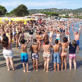 Andora, un mare di baci sul litorale per il 'flash mob' del san Valentino estivo