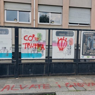 "CO2=Truffa. Salvate i giovani": imbrattato il cancello del Ferraris-Pancaldo di Savona