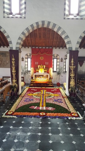 Albenga: tradizionale infiorata per il Sepolcro nella parrocchia di San Bernardino a Vadino