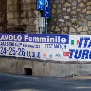 Volley Italia-Turchia, ad Alassio striscione "Libertà ai profughi curdi"