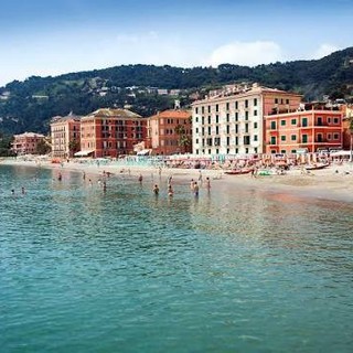 Concessioni demaniali, per i Bagni Molo e Bagni Hotel Laigueglia raccolte quattro domande ciascuno Concessioni demaniali, per i Bagni Molo e Bagni Hotel Laigueglia raccolte quattro domande ciascuno
