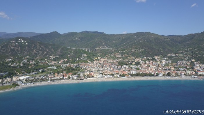 Spiagge libere a Spotorno, il comune adotta il progetto di distanziamento con stalli "alla francese" e un app di prenotazione Spiagge libere a Spotorno, il comune adotta il progetto di distanziamento con stalli "alla francese" e un app di prenotazione