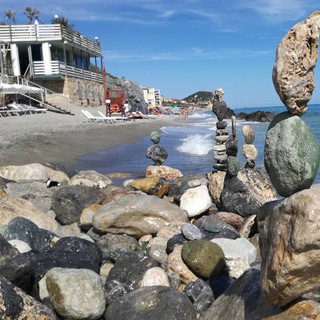 Finale Ligure scopre la magia dello Stone Balancing