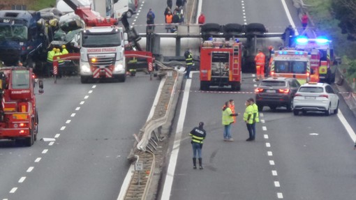 Ceriale, schianto tra due tir sull'Autofiori: muore una persona, un'altra è grave (FOTO e VIDEO)
