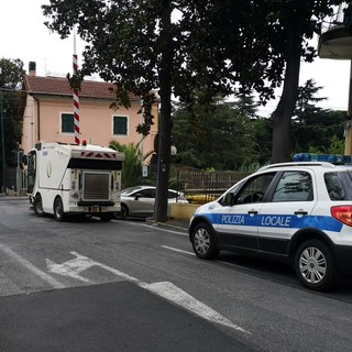 Loano, spazzatrice urta la sbarra del passaggio a livello: piccoli disagi alla circolazione ferroviaria