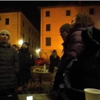 Pub di Sassello chiuso dalla Questura, sit-in di solidarietà. "La cantina dei Frati": "La vostra vicinanza ha davvero fatto la differenza"