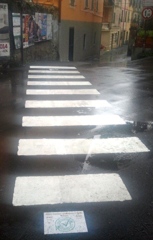 Varazze: i cittadini rifanno le strisce pedonali davanti alla scuola Varazze: i cittadini rifanno le strisce pedonali davanti alla scuola