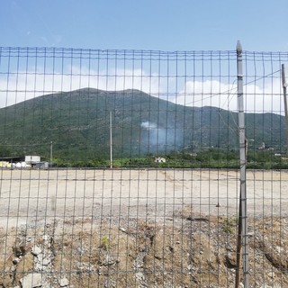 Albenga: fulmine colpisce un albero e genera un incendio boschivo Albenga: fulmine colpisce un albero e genera un incendio boschivo