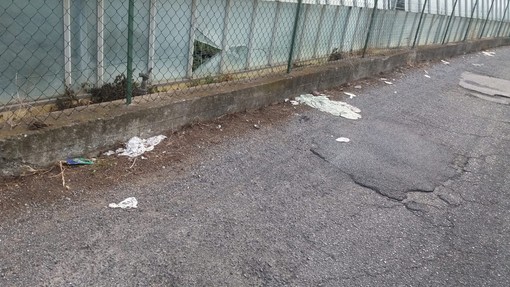 Albenga, problemi con lo spazzamento a Campochiesa. Una lettrice: "Ci sentiamo abbandonati"