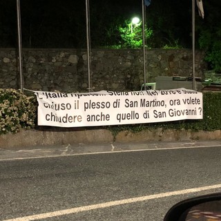"L'Italia riparte...Stella no", striscione posizionato, poi rimosso sul rischio di chiusura della scuola di San Giovanni "L'Italia riparte...Stella no", striscione posizionato, poi rimosso sul rischio di chiusura della scuola di San Giovanni